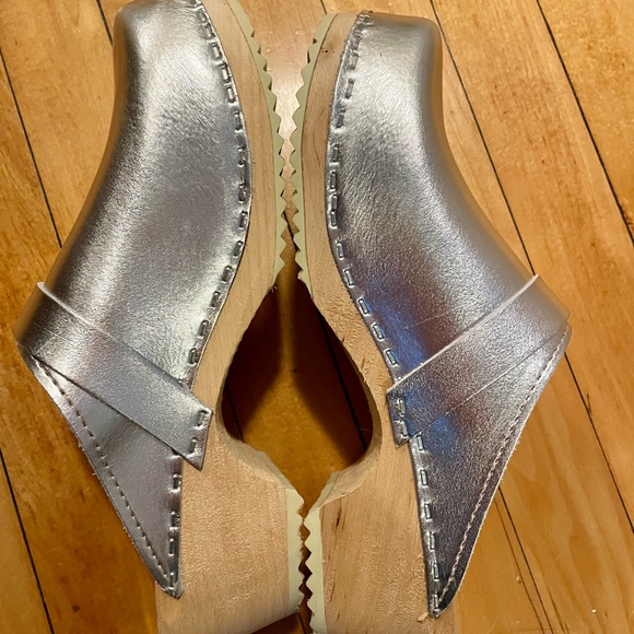 Silver women’s 38 euro/7 1/2 US Torpatofeln clogs - Picture 7 of 8